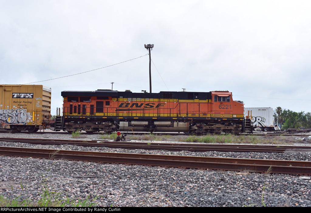 UP Harlingen Local with BNSF 6221